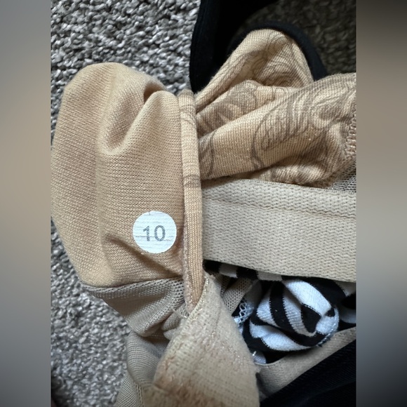 LULULEMON Scoop Neck Tank Black White Bold Stripes Racerback Shelf Bra Size 10 - Picture 4 of 5